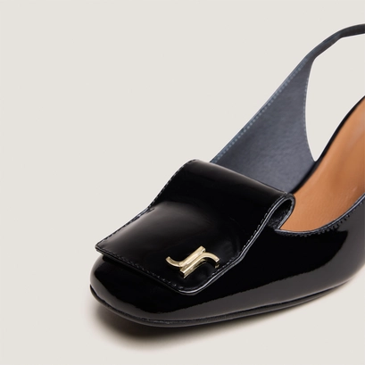 Escarpins slingbacks &agrave; monogrammes in black varnish | daiki