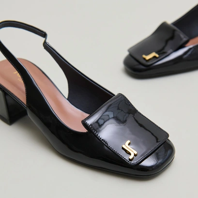 Escarpins slingbacks &agrave; monogrammes in black varnish | daiki