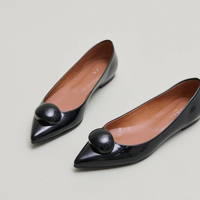 Ballerines &agrave; bouts pointus et billes in black varnish | dalido