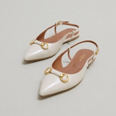 Ballerines slingbacks &agrave; bouts pointus et mors dor&eacute;s in ecru shiny leather | dedicace