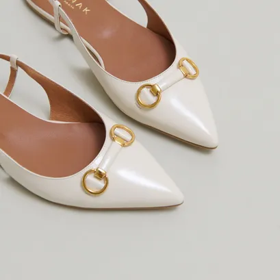 Ballerines slingbacks &agrave; bouts pointus et mors dor&eacute;s in ecru shiny leather | dedicace