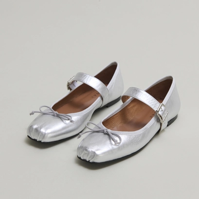 Ballerines &agrave; brides in silver metallic leather | dominante