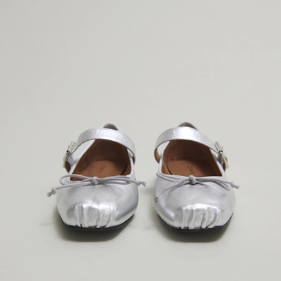 Ballerines &agrave; brides in silver metallic leather | dominante
