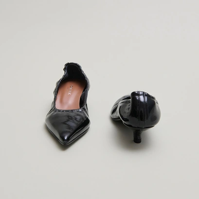 Escarpins &agrave; petits talons in black pleated varnish | doua