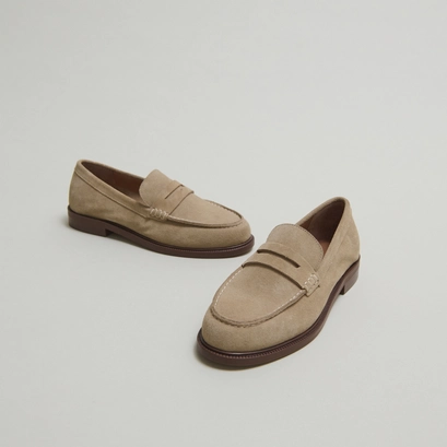 Mocassins &agrave; bouts ronds in beige suede | dracula