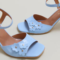 Sandales &agrave; talons et fleurs sky blue