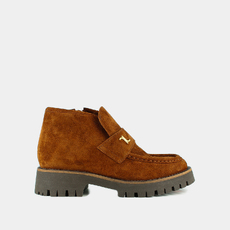Boots &agrave; semelles crant&eacute;es et monogrammes cognac