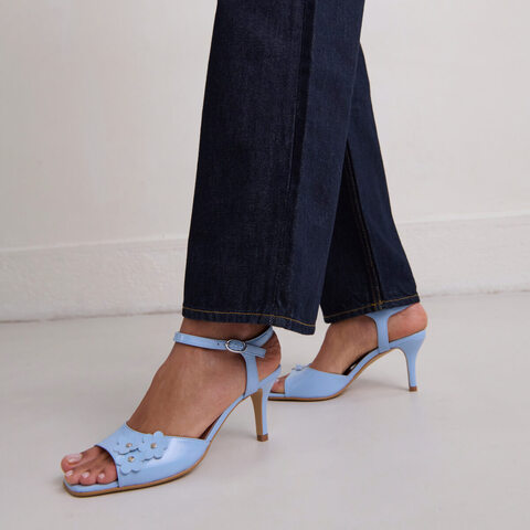 Sandales &agrave; talons et fleurs sky blue