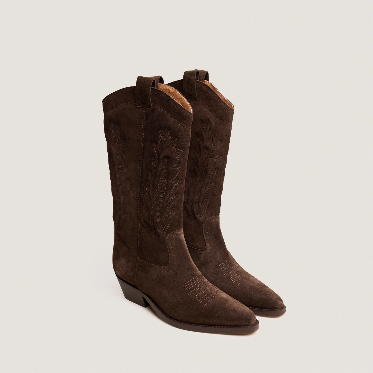 Pointed-toe boots with visible stitching in dark brown suede | DELEA