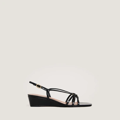 Sandales compens&eacute;es in black shiny leather | desinvolte