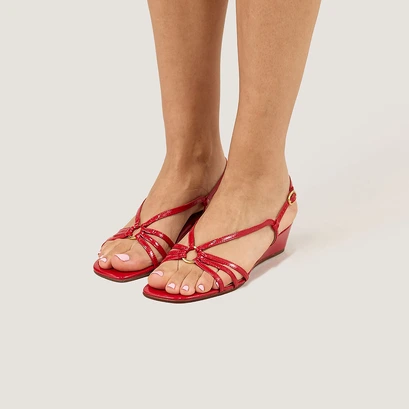 Sandales compens&eacute;es in red pleated varnish | desinvolte