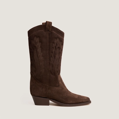 Pointed-toe boots with visible stitching in dark brown suede | delea