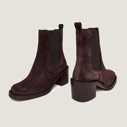 Bottines &agrave; talons in dark brown suede | beach