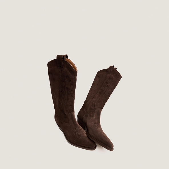 Pointed-toe boots with visible stitching in dark brown suede | DELEA