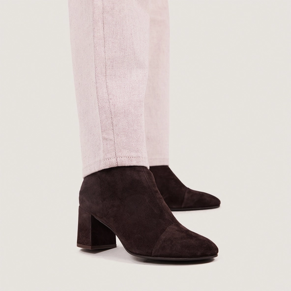 Heeled ankle boots in dark brown velvet | DONIAMA