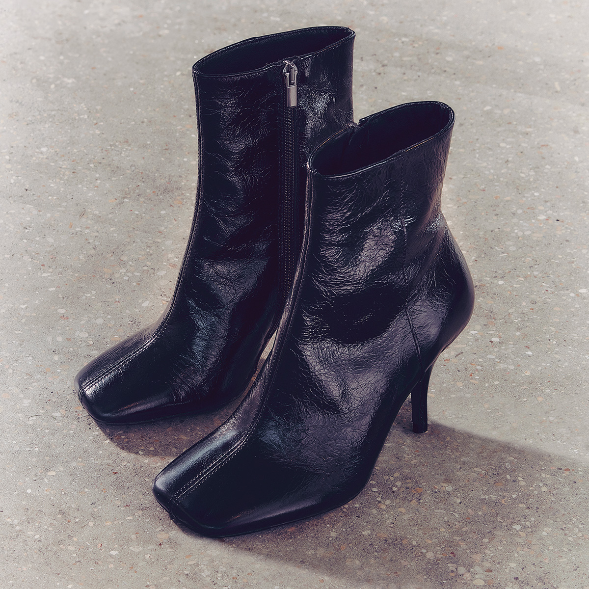 Bottines &agrave; bouts carr&eacute;s et talons fins black
