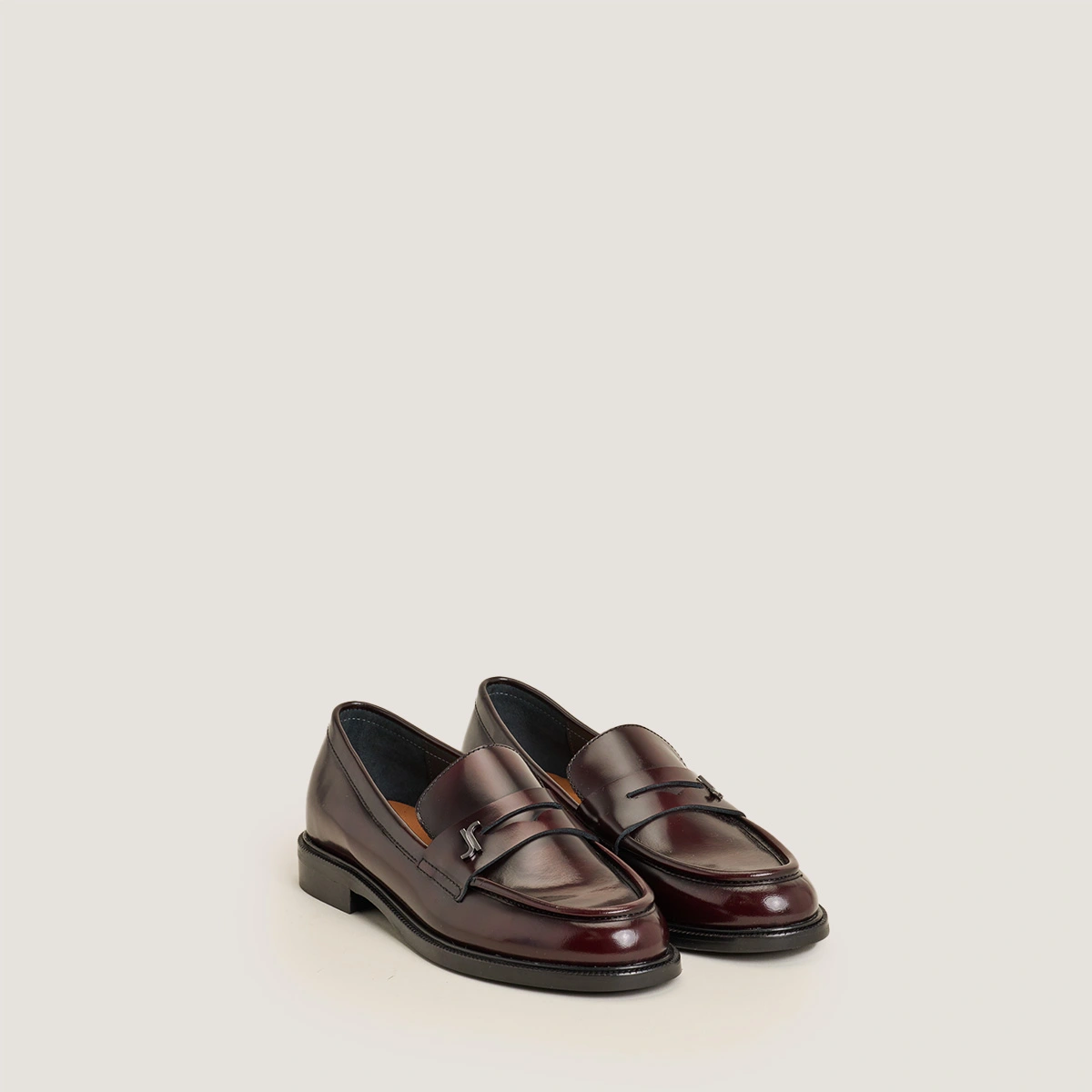 Round-toe monogrammed loafers in burgundy patinated leather | DUEDI