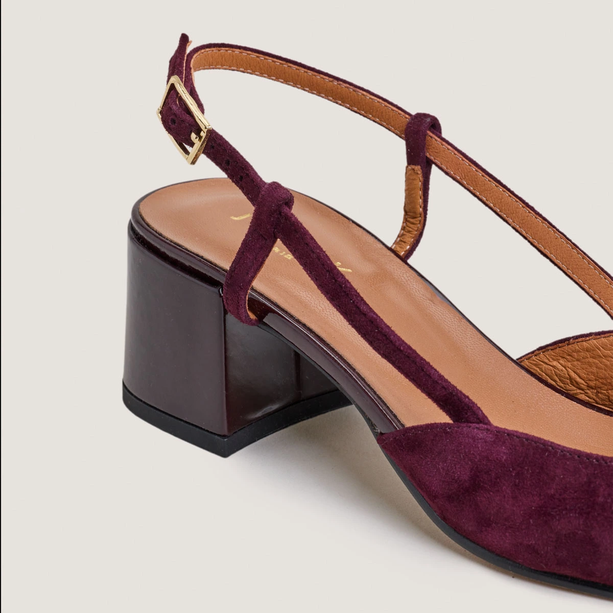 Low-heel slingbacks in burgundy patent leather and velvet | DHAPOPY