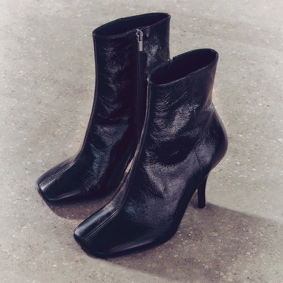 Bottines &agrave; bouts carr&eacute;s et talons fins in shiny black leather | belfast