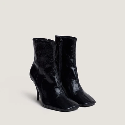 Bottines &agrave; bouts carr&eacute;s et talons fins in shiny black leather | belfast