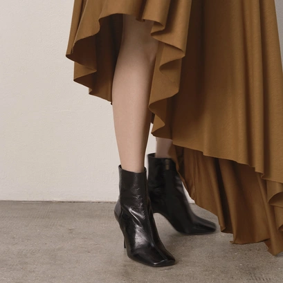 Bottines &agrave; bouts carr&eacute;s et talons fins in shiny black leather | belfast