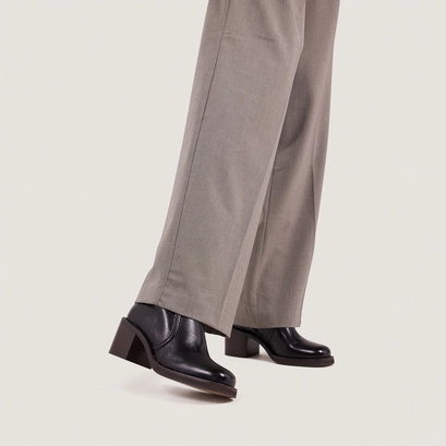 Bottines &agrave; talons lamell&eacute;s in aged black leather | beaute