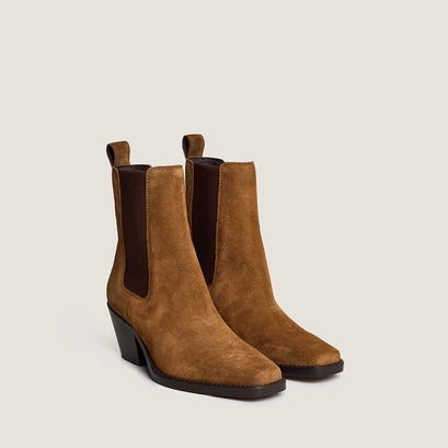 Bottines &agrave; bouts pointus et talons biseaut&eacute;s in cognac split leather | boa