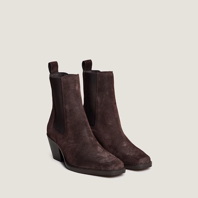 Bottines &agrave; bouts pointus et talons biseaut&eacute;s in dark brown suede | boa