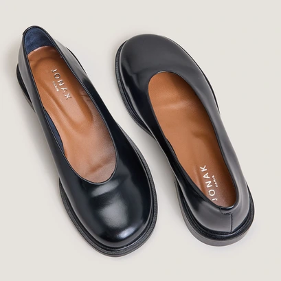 Ballet flats with low heels and round toes in black glazed leather | daurelia