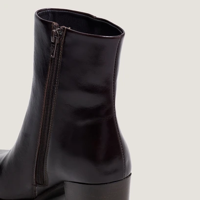 Heeled ankle boots in dark brown patinated leather | pride