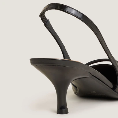 Escarpins &agrave; bouts pointus in black glazed leather | DAMOISELLE