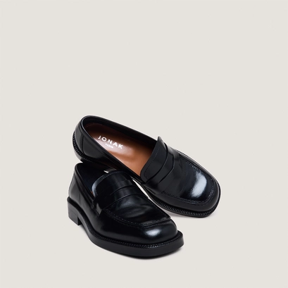Round-toe loafers in black leather | devann