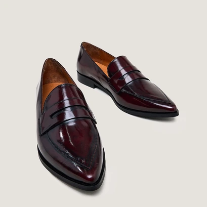 Pointed-toe loafers in burgundy patinated leather | amida