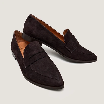 Pointed-toe loafers in dark brown velvet | amida