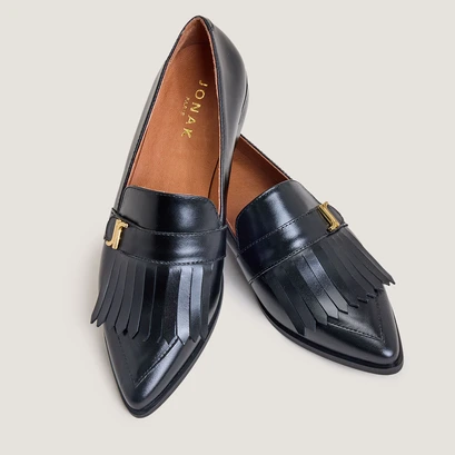 Mocassins &agrave; monogrammes et bouts pointus in black leather | anonyme