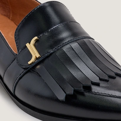 Mocassins &agrave; monogrammes et bouts pointus in black leather | anonyme