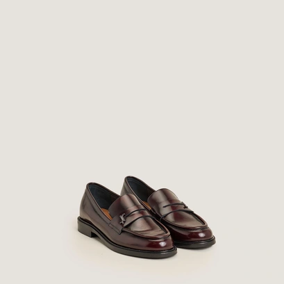Round-toe monogrammed loafers in burgundy patinated leather | duedi
