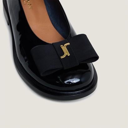 Ballet flats with rounded toe and monogram in black patent leather | deloise