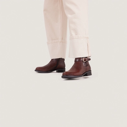 Boots &agrave; boucles in cognac patinated leather | abstrait