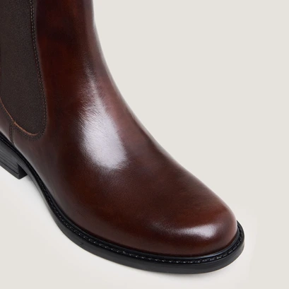 Boots &agrave; &eacute;lastiques et bouts ronds. in cognac patinated leather | audry