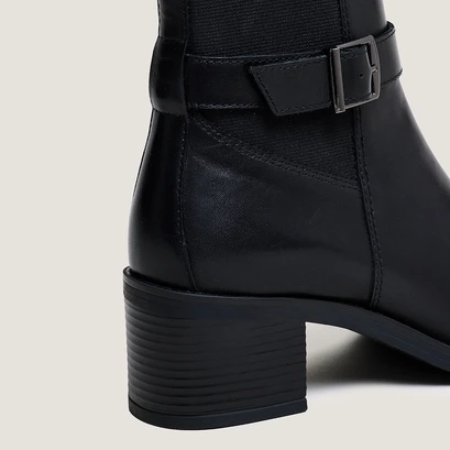 Boots &agrave; talons et boucles in black leather | garance
