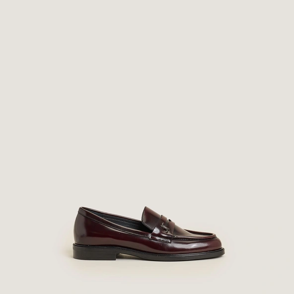 Round-toe monogrammed loafers in burgundy patinated leather | DUEDI