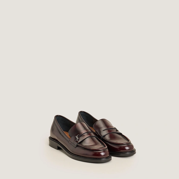 Round-toe monogrammed loafers in burgundy patinated leather | DUEDI
