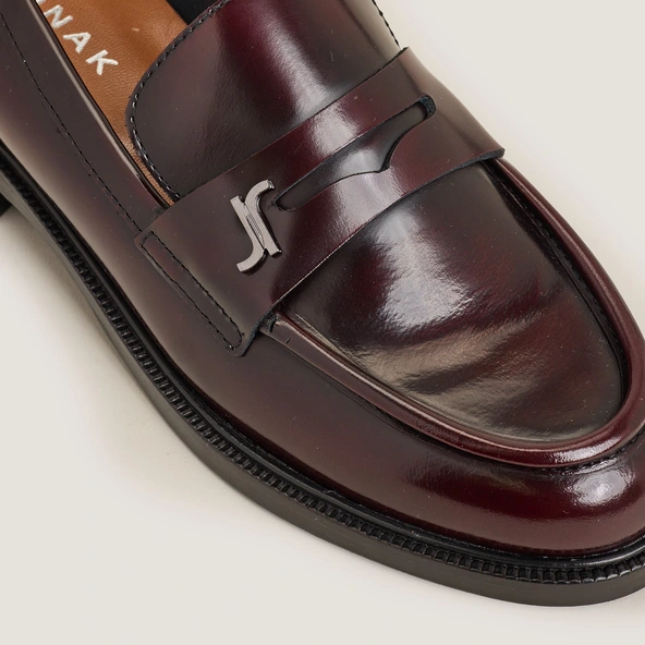 Round-toe monogrammed loafers in burgundy patinated leather | DUEDI