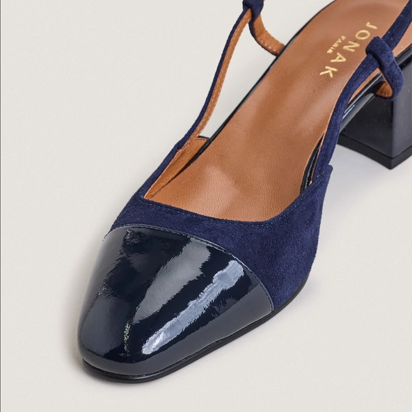 Low-heel slingbacks in navy patent leather and velvet | DHAPOPY