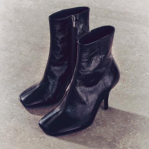 Bottines &agrave; bouts carr&eacute;s et talons fins black