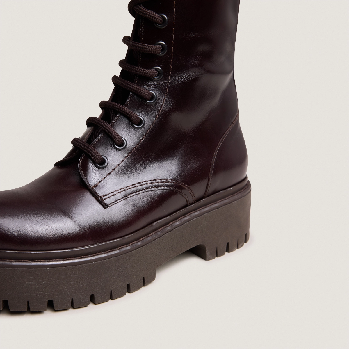 Lace-up boots in dark brown leather | ROBBO