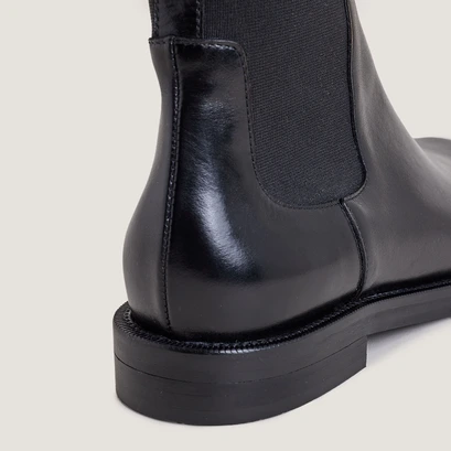 Boots &agrave; &eacute;lastiques in black leather | delodie