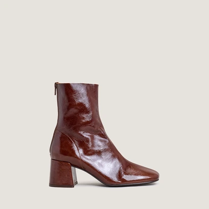 Ankle boots with back zippers in shiny brown leather | denonie