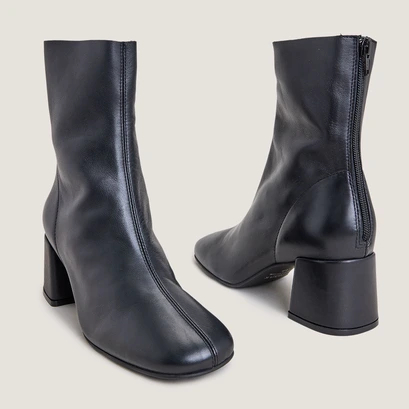Ankle boots with back zippers in soft black leather | denonie